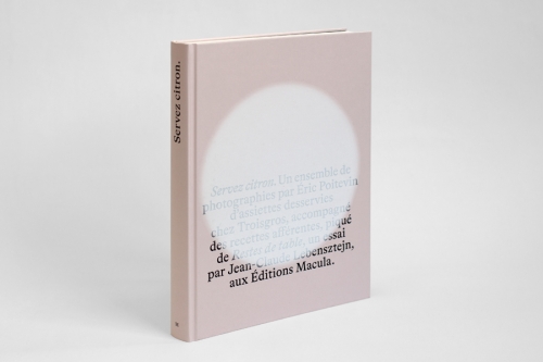 Servez citron. Un ensemble de photographies par Éric Poitevin d’assiettes desservies chez Troisgros, accompagné des recettes afférentes, piqué de Restes de table, un essai par Jean-Claude Lebensztejn, aux Éditions Macula.